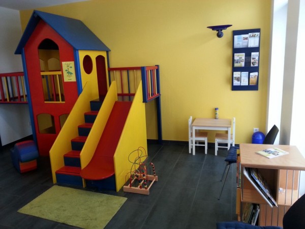 Wartezimmer mit Spielecke 
